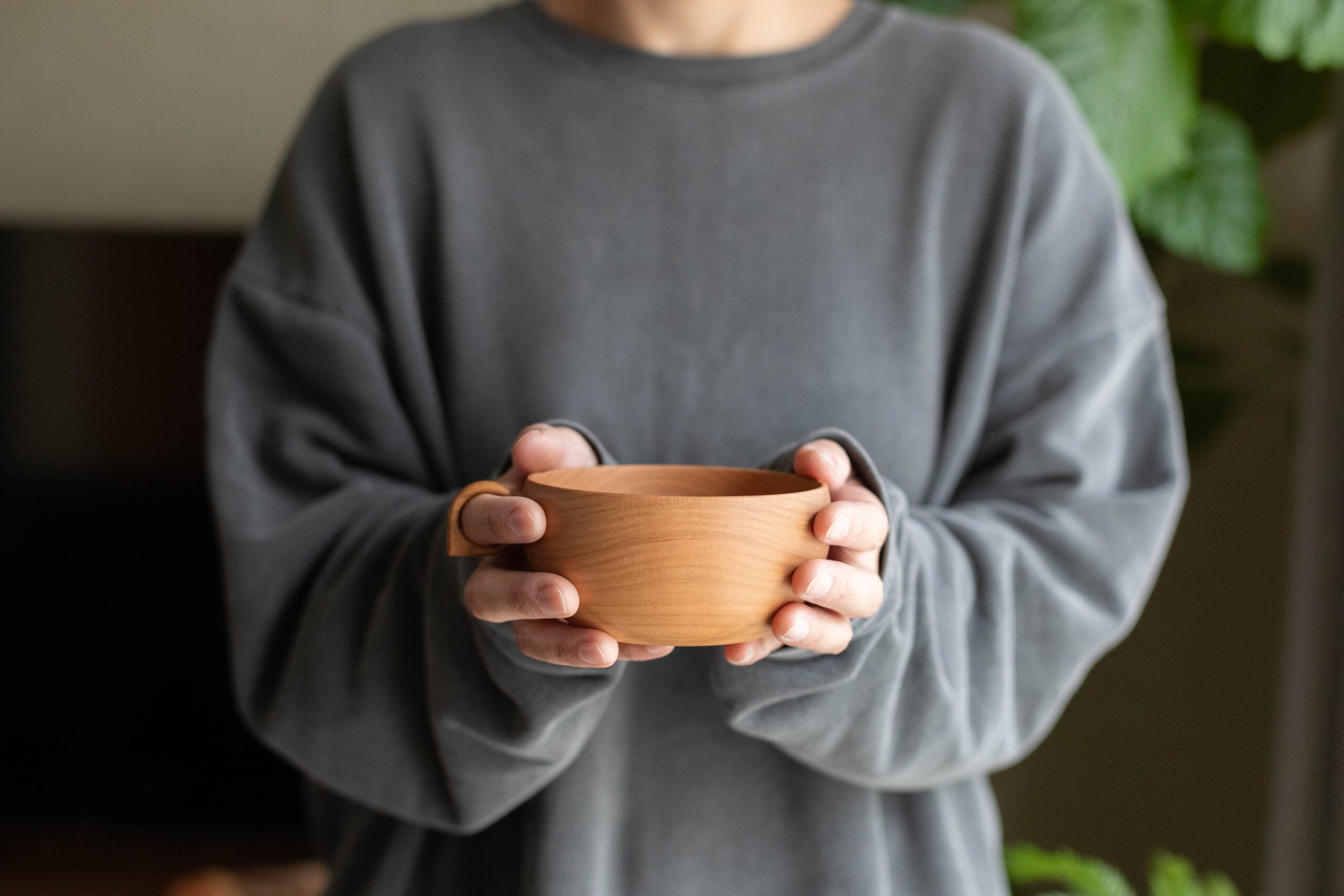 木のうつわ 木の道具 そのべの、木目が美しいうつわを両手で持つ様子