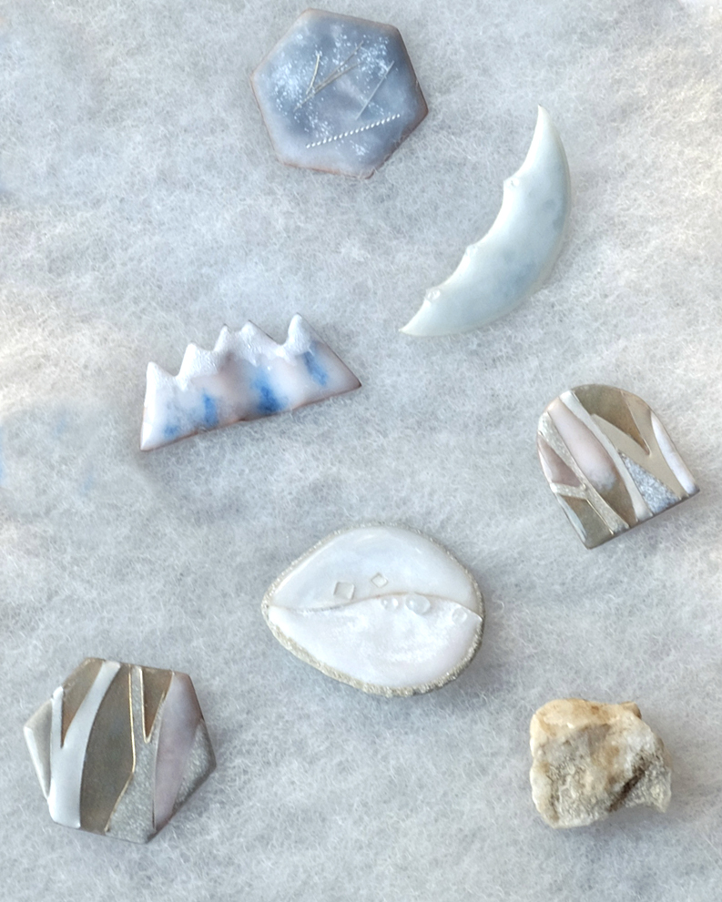 気球堂の、山や月などの形をした七宝焼の作品
